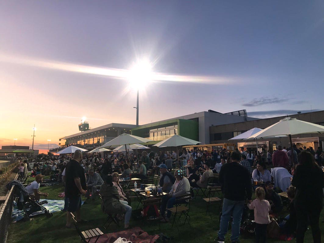 VIC CUP CROWD National Trotguide
