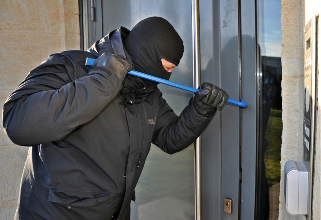 Scoundrel burglar steals 85-year-old trainer's gear
